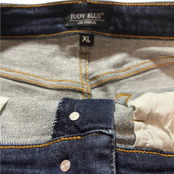 Judy Blue Dark Wash Button Up Waist Non Distressed Denim Shorts with Raw Hem XL - Picture 3 of 9